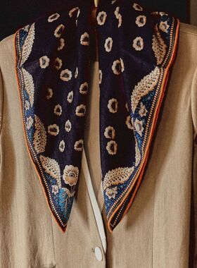 高级感老钱风真丝羊毛围巾女秋冬2025新款丝毛丝巾送长辈系脖方巾