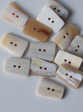 18mmx25mm一颗价英国Textile Garden不规则奶白混色水牛角纽扣