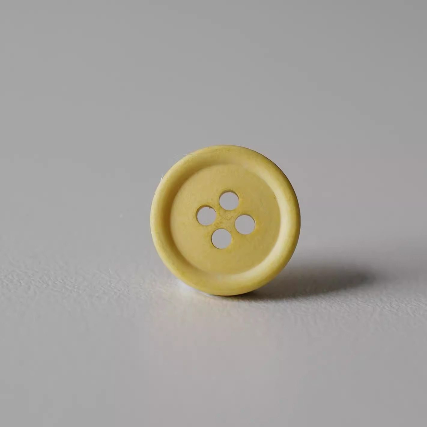 棉主成分浅柑橘黄色纽扣