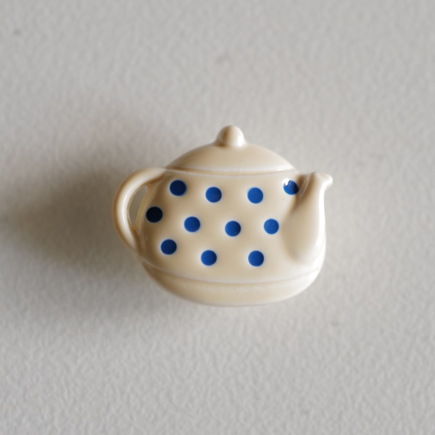 奶白底色蓝波点茶壶造型纽扣