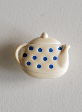20mmx16mm1颗英国Textile Garden奶白底色蓝波点茶壶造型纽扣