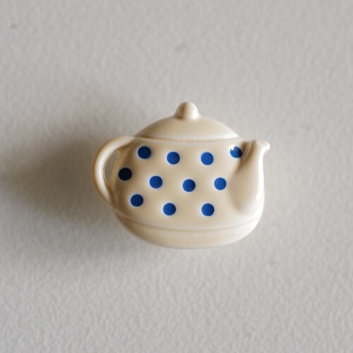 奶白底色蓝波点茶壶造型纽扣