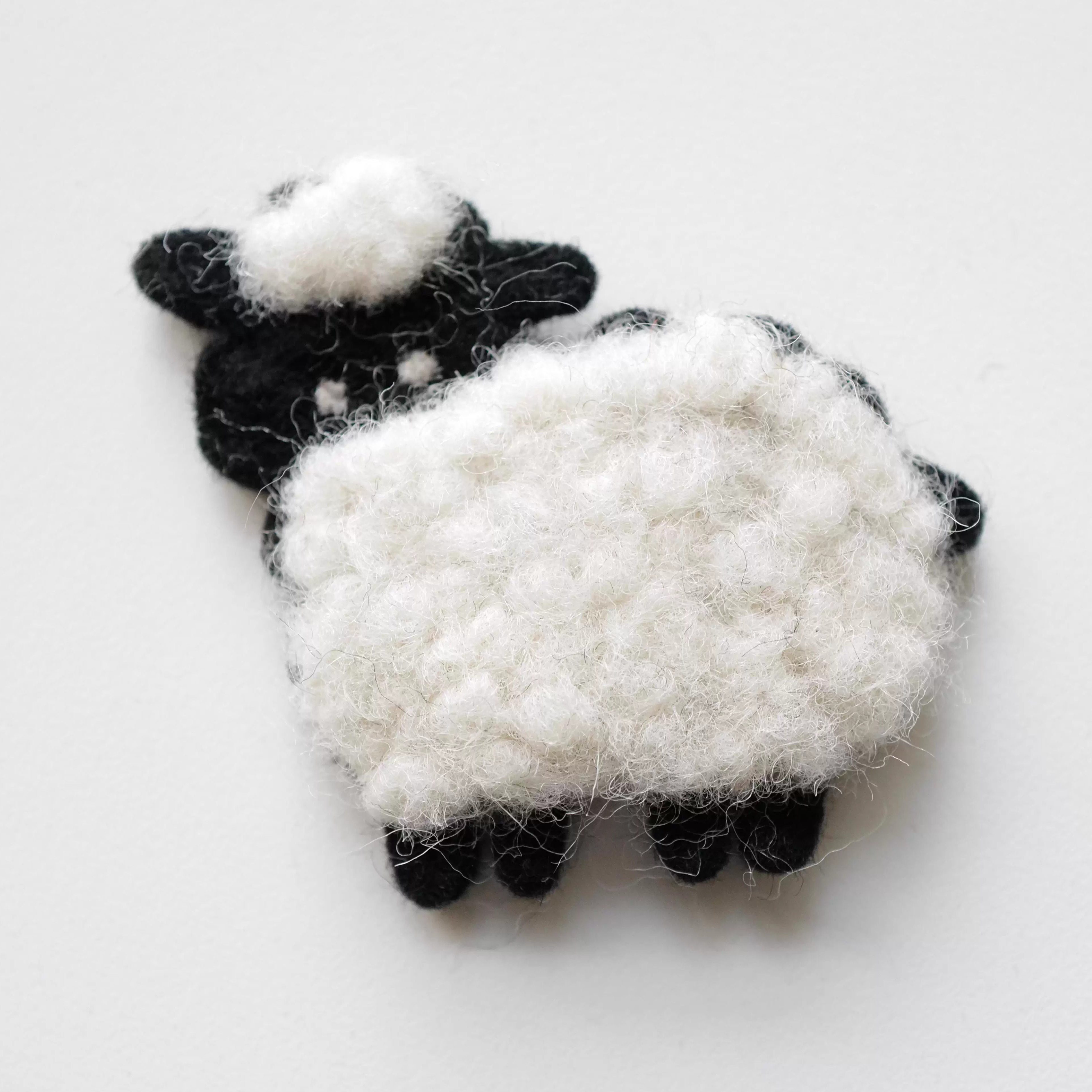 白羊黑脸羊造型布贴不含胶