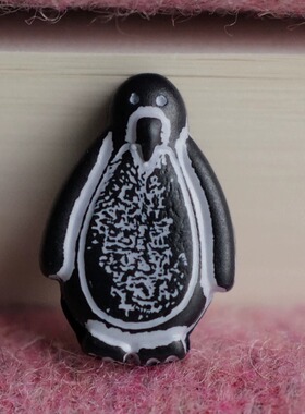 15mmx11mm1颗价英国Textile Garden黑底白色刻纹高知可爱企鹅纽扣