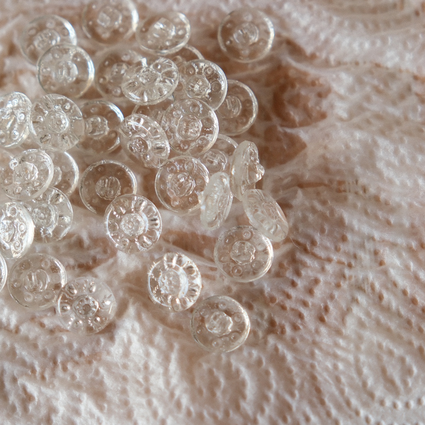 14mm一颗价 德国ANTIQUE中心花蕊反面花瓣纹理透明玻璃纽扣