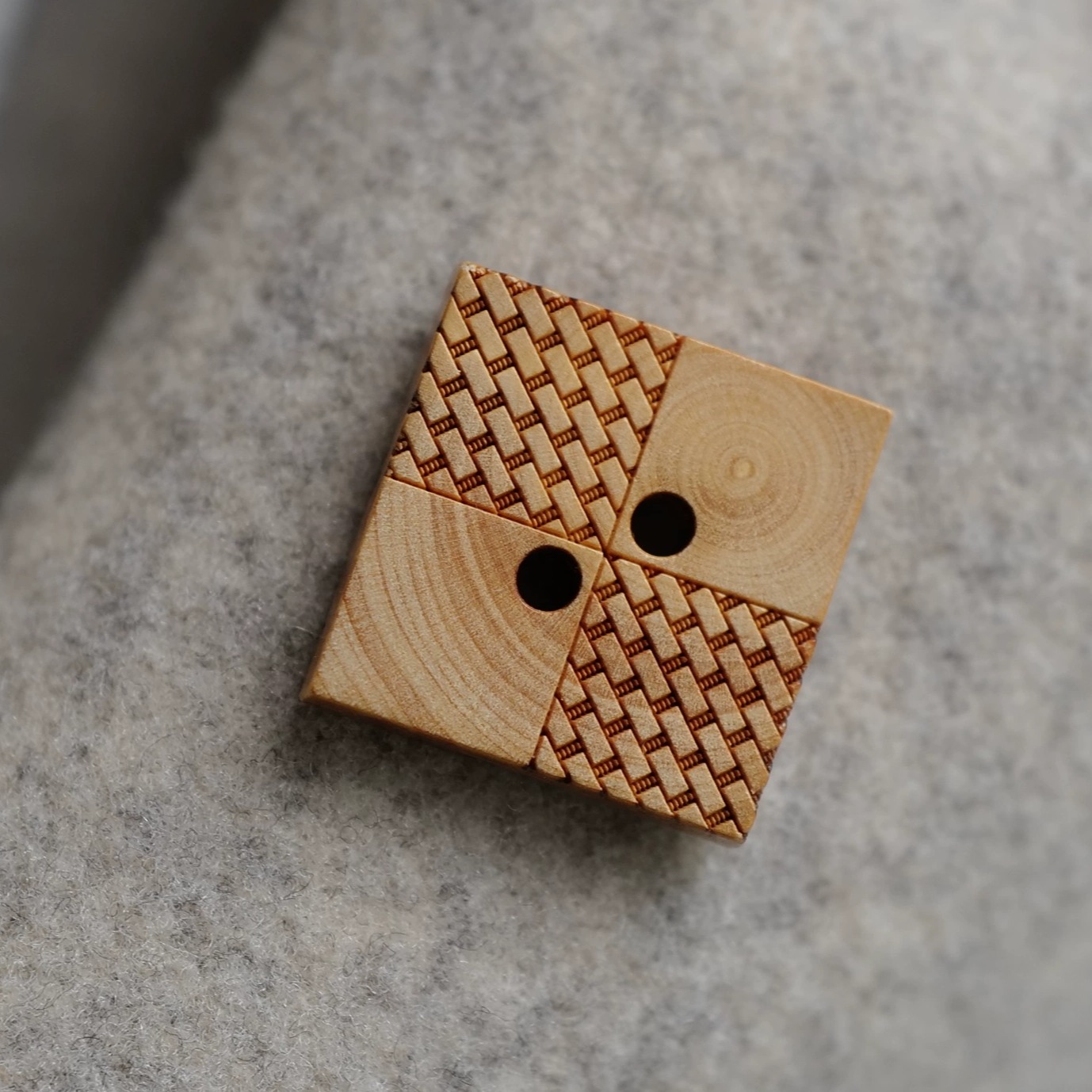 对角纹理可触摸方形木质纽扣