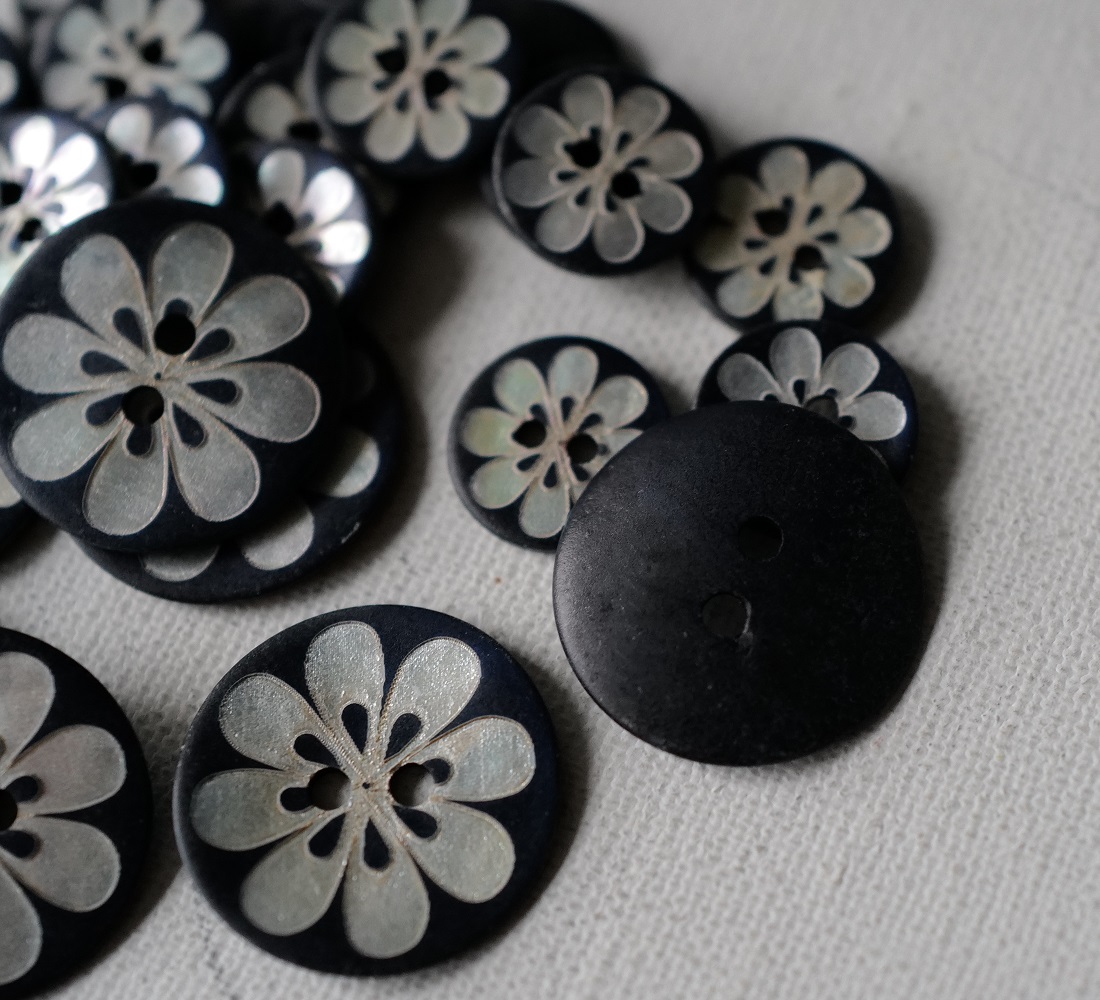 哑光深海军蓝银色花贝壳纽扣