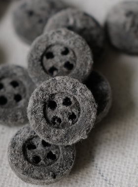 25mm15mm11mm1颗价格英国Textile Garden灰色微绒毛表面棉质纽扣