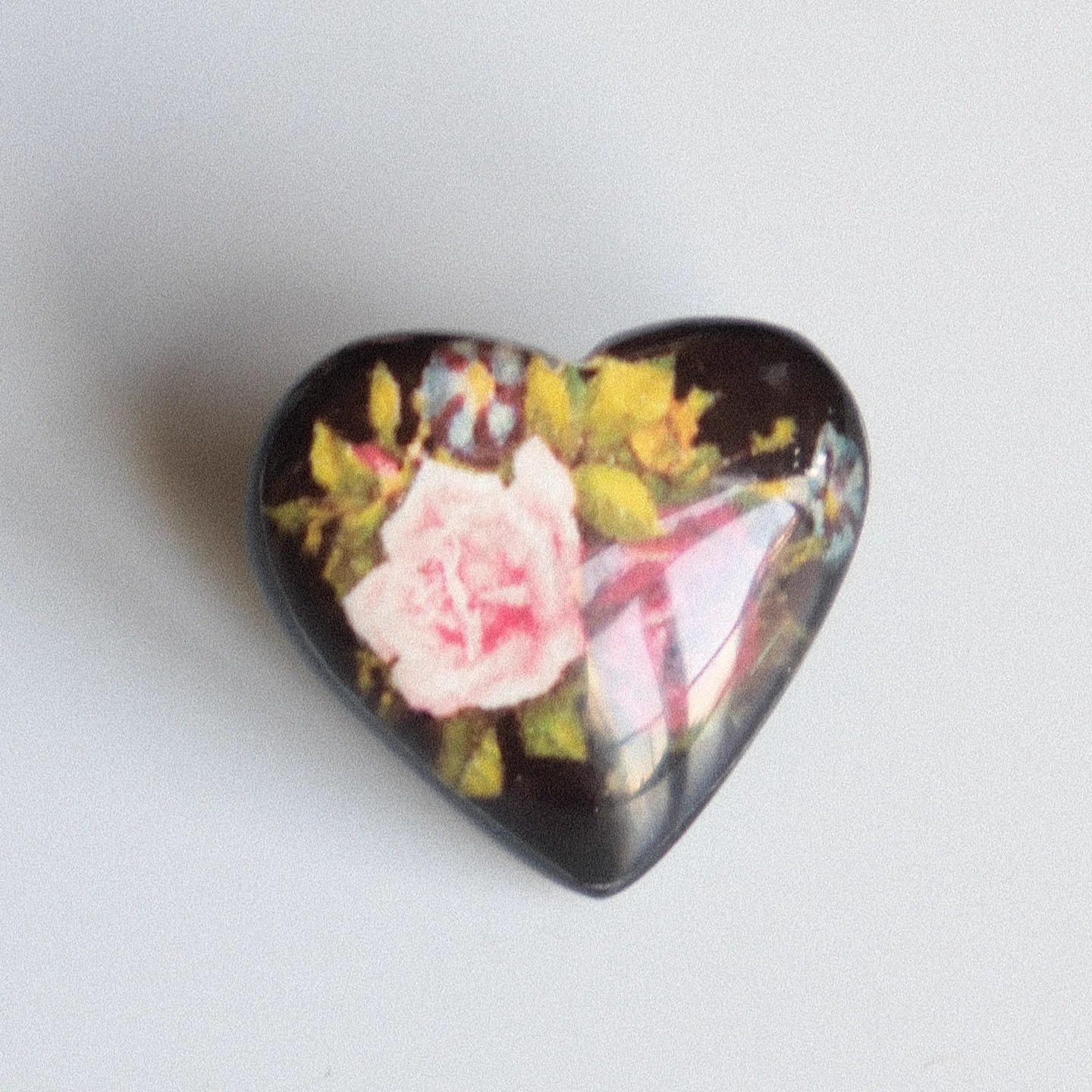 黑底玫瑰花头图爱心形树脂纽扣