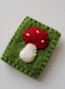 大约50mm宽x55mm高一片价格德国JIM羊毛毡装饰片绿底红色蘑菇