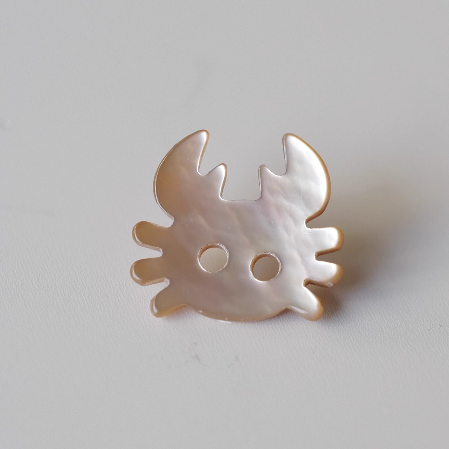 MOP贝母材质浅棕小螃蟹造型纽扣