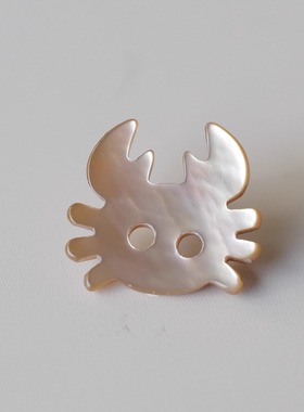 大约14mmx13mm不到一颗价德国JIM MOP贝母材质浅棕小螃蟹造型纽扣