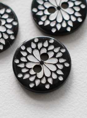 12mm一颗价格英国Textile Garden白色镭射花纹黑色贝壳纽扣