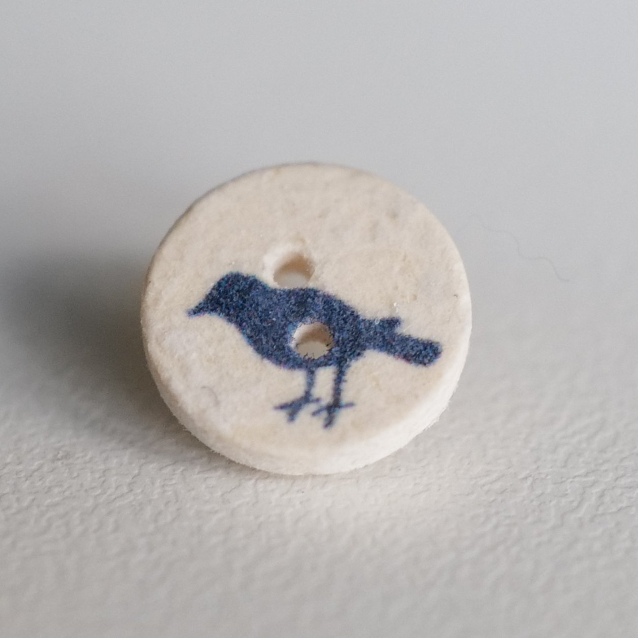 椰壳材质白底蓝色染蓝鸟纽扣
