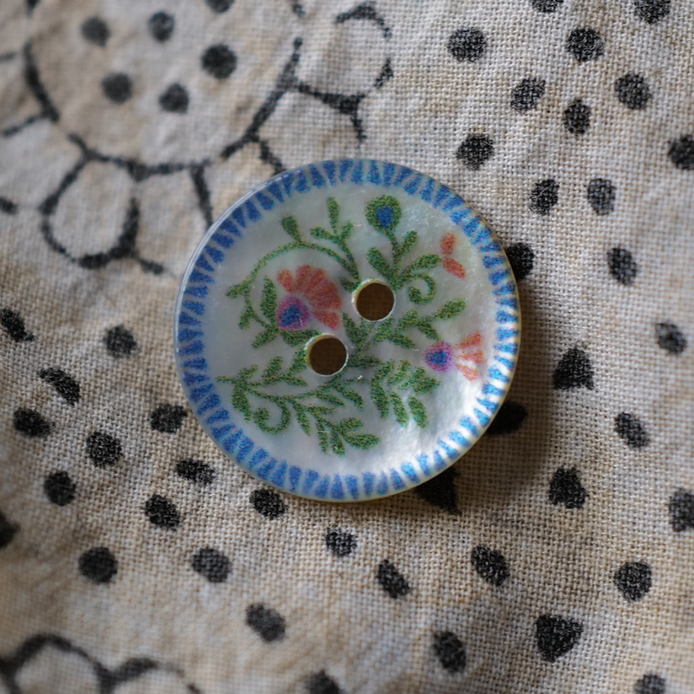 18mm1颗价贝壳蓝边花朵图案纽扣