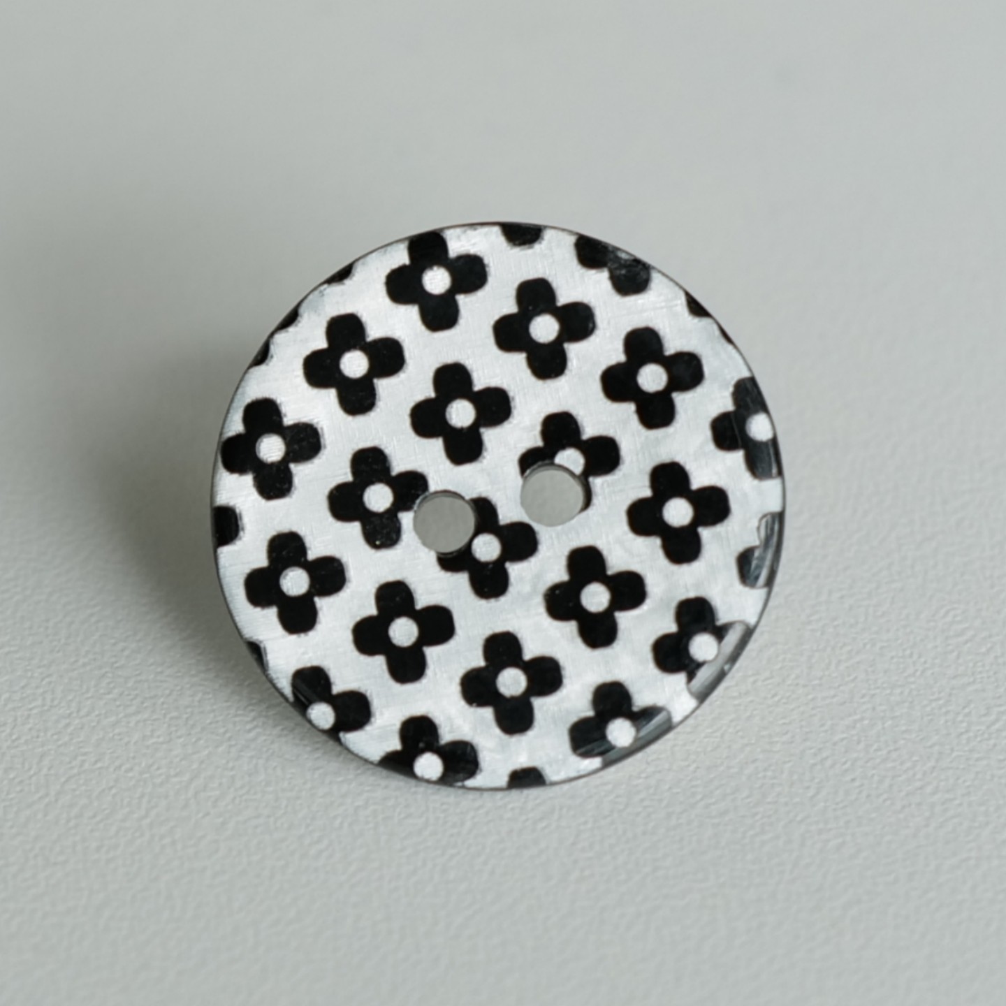 23mm一颗价英国Textile Garden黑色花朵纹理白底贝壳纽扣,纺织面料/辅料/配套,服装纽扣,淘宝优惠券,粉丝福利购,淘宝优惠卷