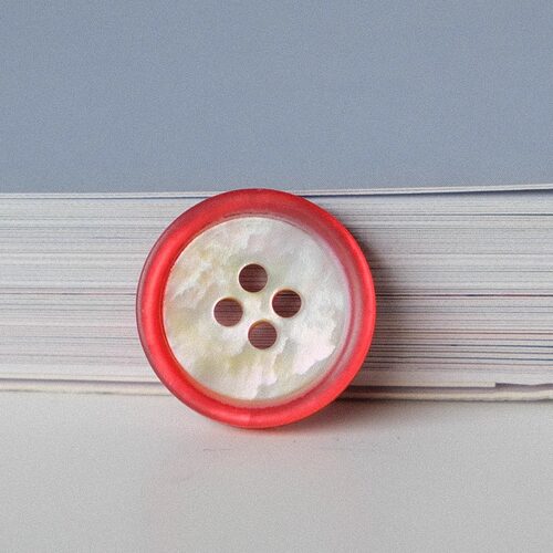 灵动红色凸边自然色贝壳纽扣