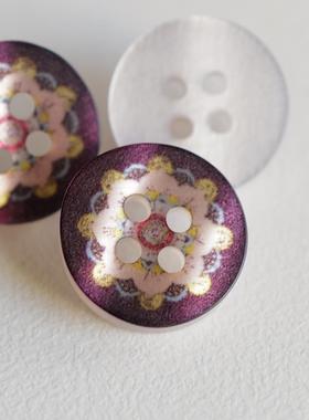 15mm一颗价德国JIM聚酯纤维灵动火彩光泽罗曼蒂克花纹紫棕边纽扣