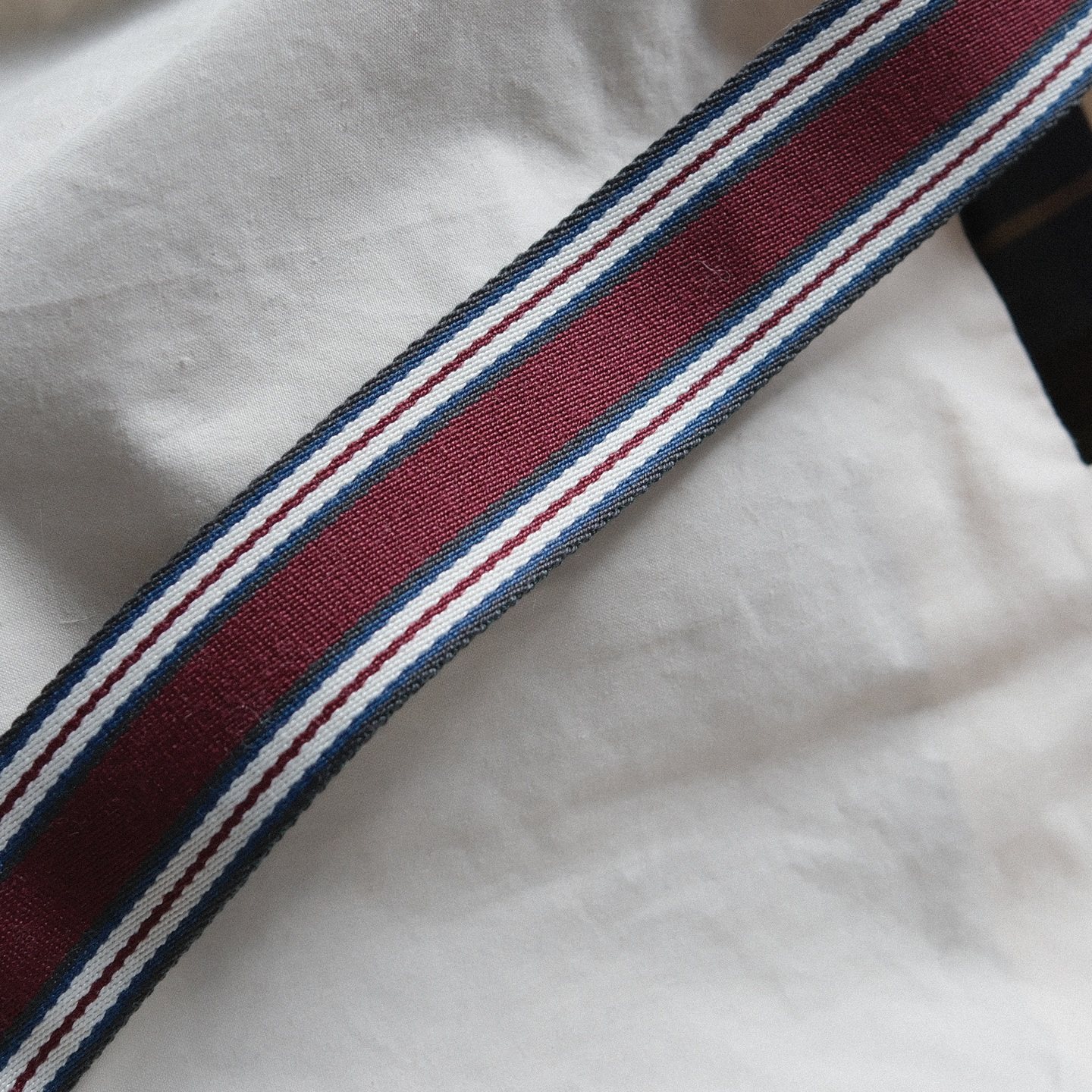 特立尼中心紫酱红色织带