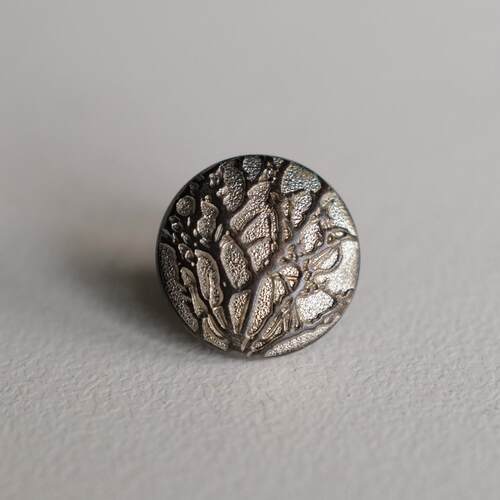 银灰底灰黑色凸起树纹理金属纽扣