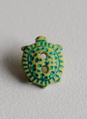 12mmx10mm一颗价英国Textile Garden发财黄绿色线条小乌龟纽扣