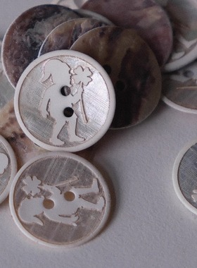 18mm一颗价格德国JIM马氏贝乳白色镭射手握四叶草的园丁图案纽扣