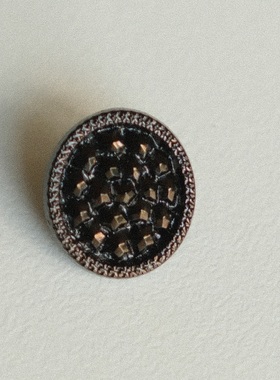 13mm仅一颗德国四十年代巴洛克黑底暗绿色波点浮雕玻璃纽扣