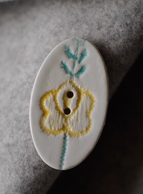 40mm×23mm1颗价颗英国Stockwell手工陶瓷白底嫩黄可触摸花朵纽扣