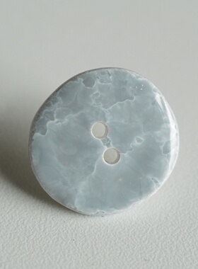 18mm一颗价英国Textile Garden光亮云雾感灰色泼墨不规整纽扣
