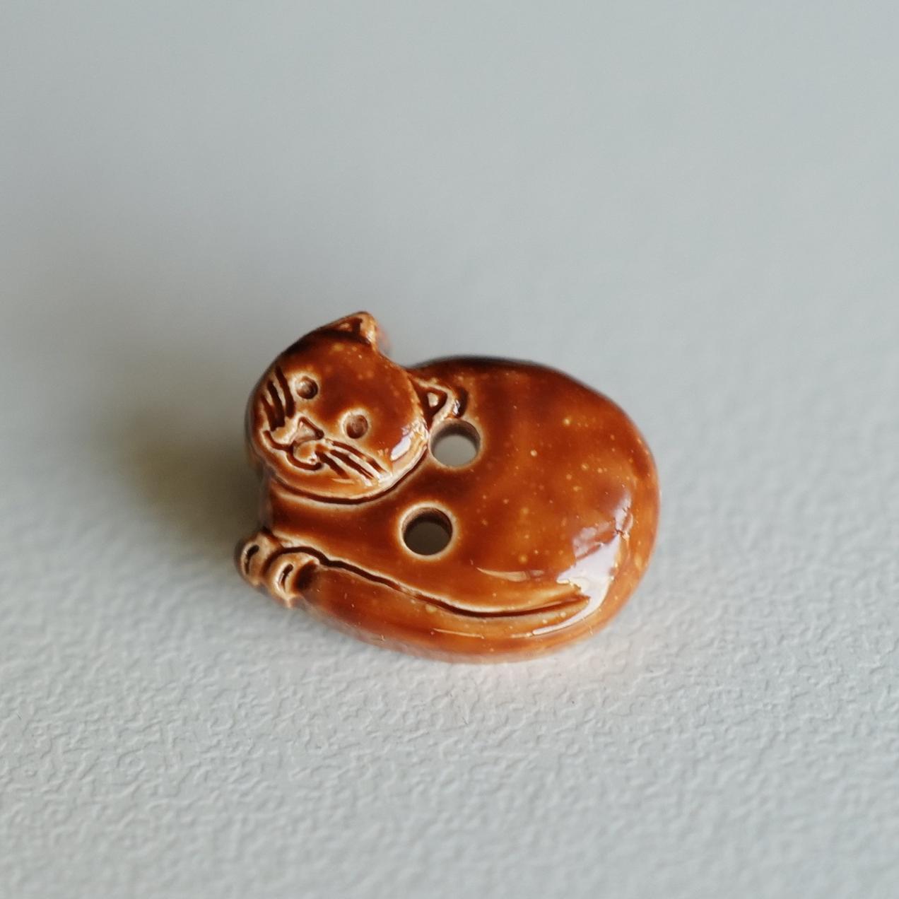 仿瓷感光亮焦糖棕乖巧小猫纽扣