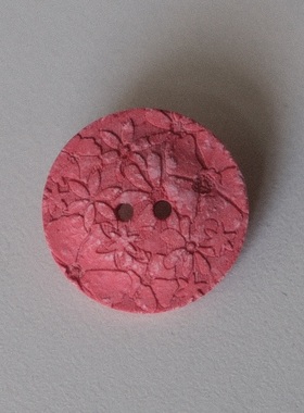 23mm一颗价英国Textile Garden红色花朵刻纹仿椰壳可再生材料纽扣