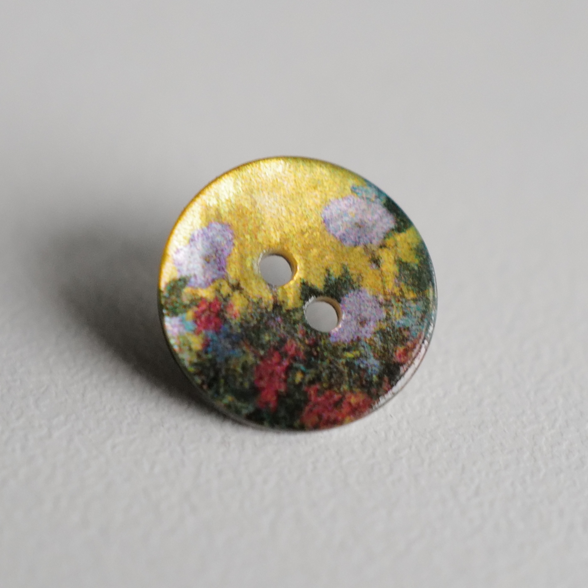 黄绿花丛图案贝壳不平整纽扣