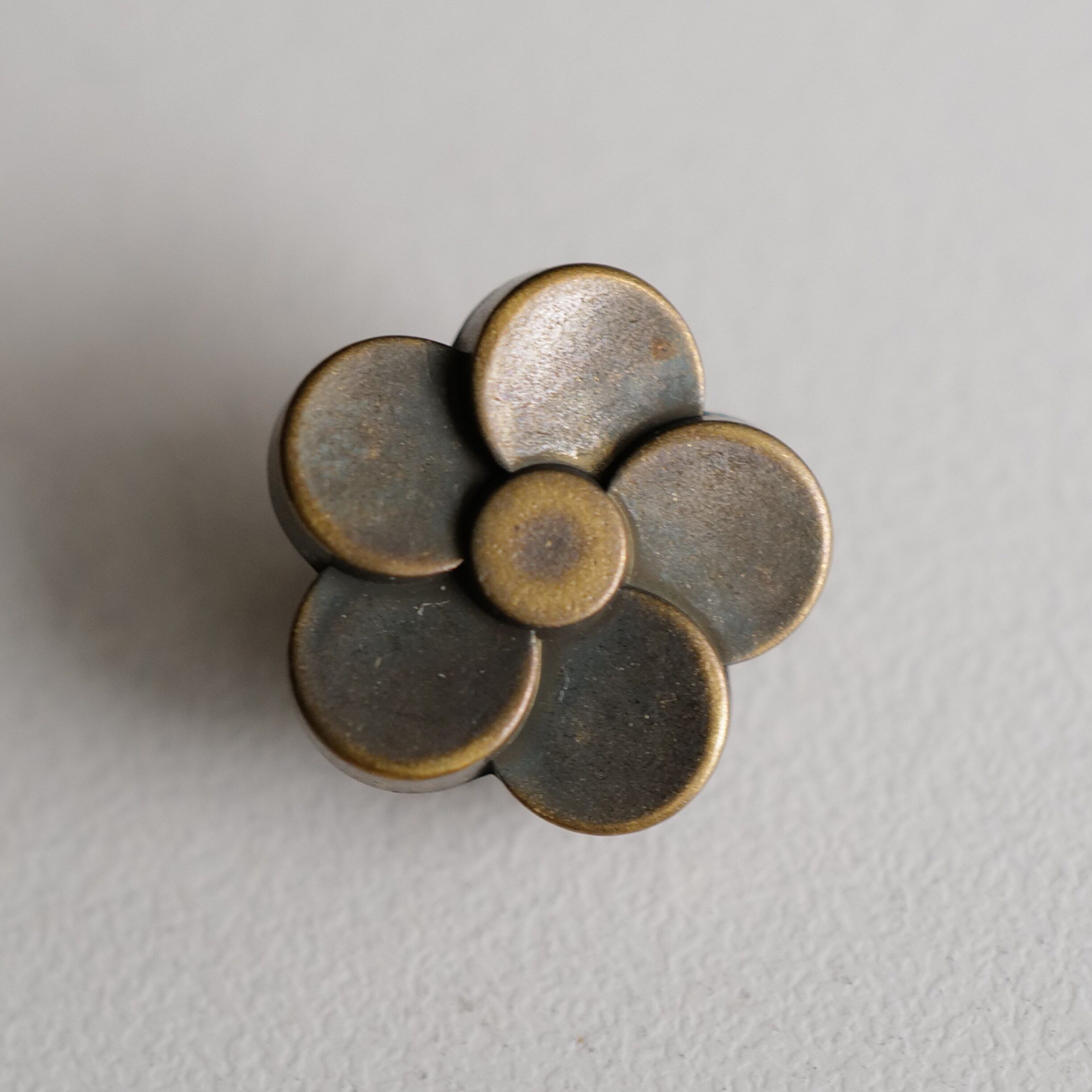 18mm1颗价英国Textile Garden非金属ABS材质做旧青铜色山茶花纽扣