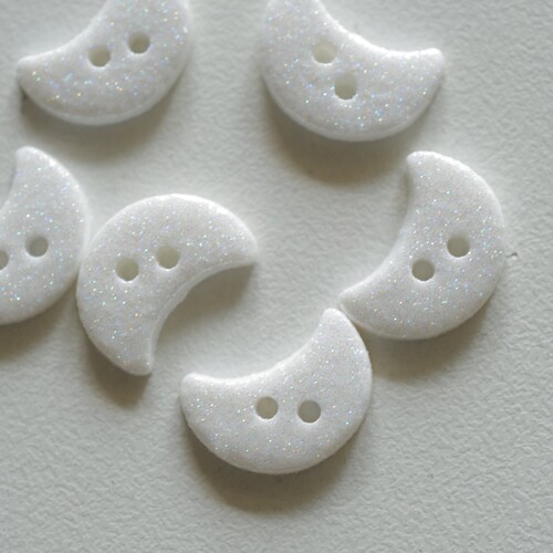 白底细闪月亮造型纽扣