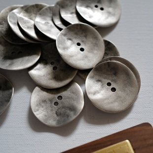 34mm一颗价英国Textile Garden偏银色的锌金属不平整纽扣