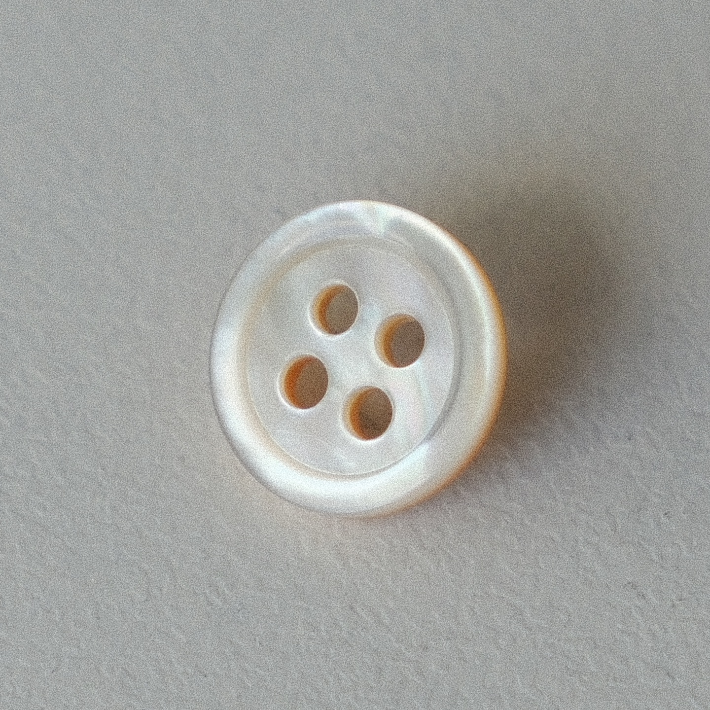 奶油白色MOP珍珠母贝凸边纽扣