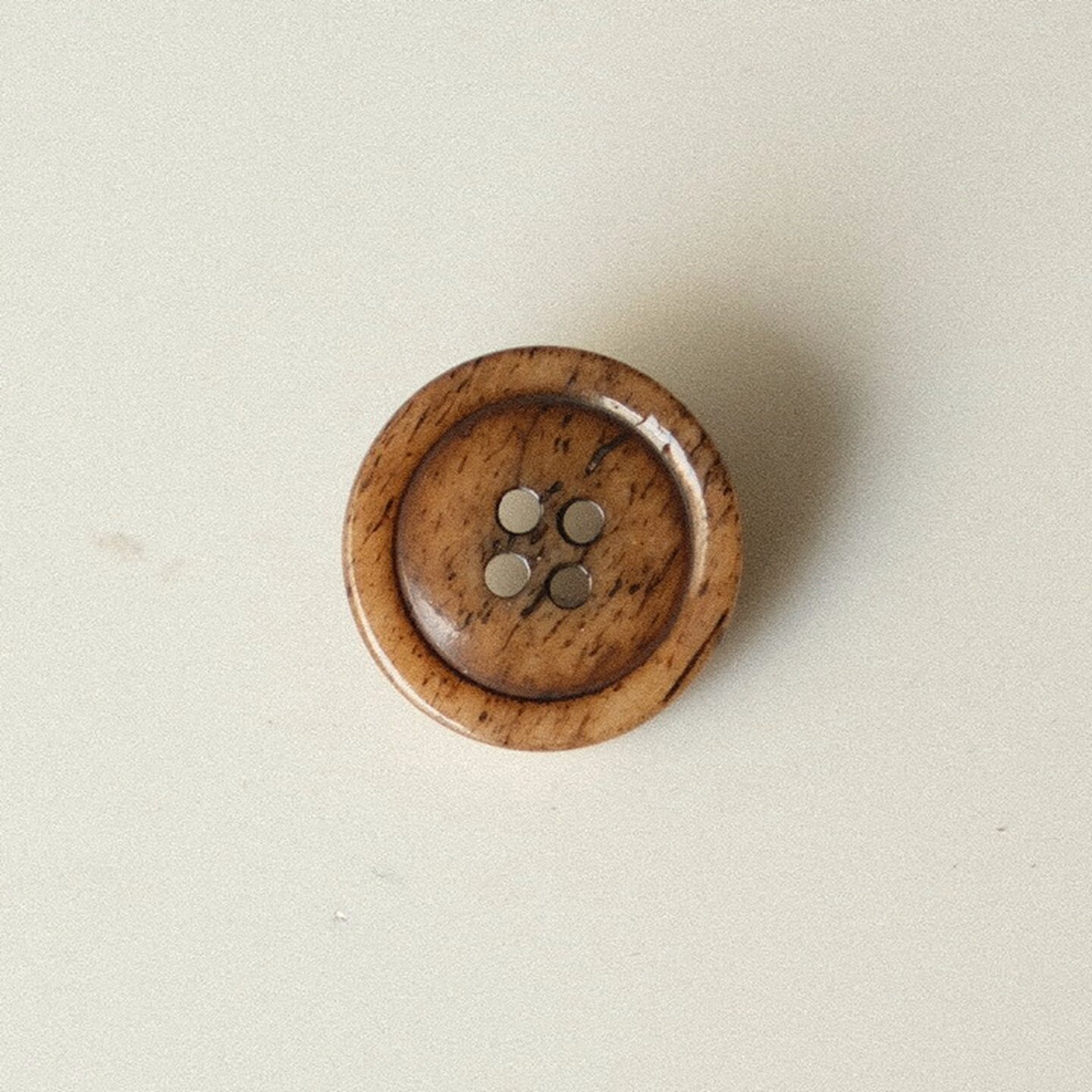 奶咖棕色抛光骨材质光亮纽扣