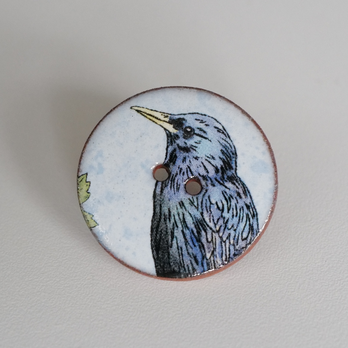 浅蓝底蓝色乌精图案手工陶瓷纽扣