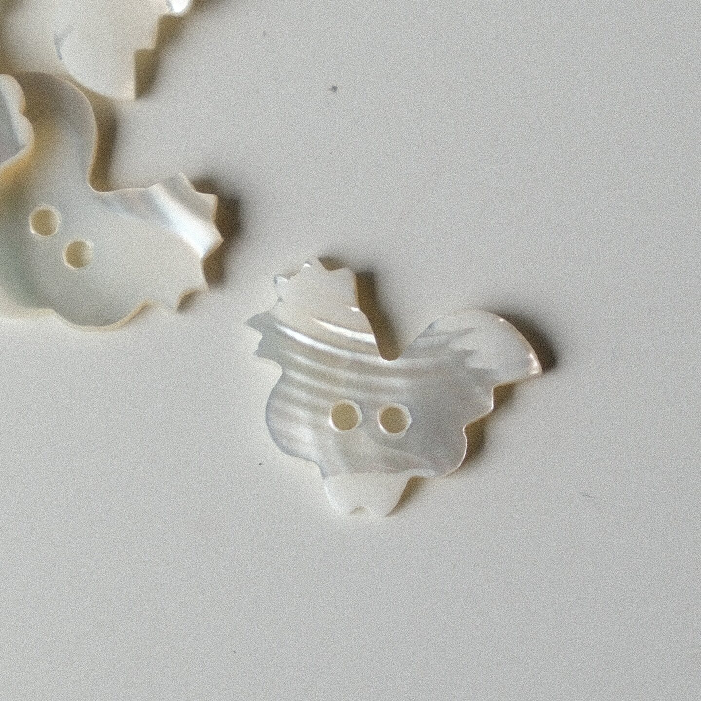 18mm&times;14mm一颗价德国JIM珍珠光泽白色大公鸡侧影贝壳纽扣