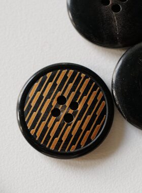 25mm一颗价英国Textile Garden黑色滚边黑黄色高低条纹牛角纽扣
