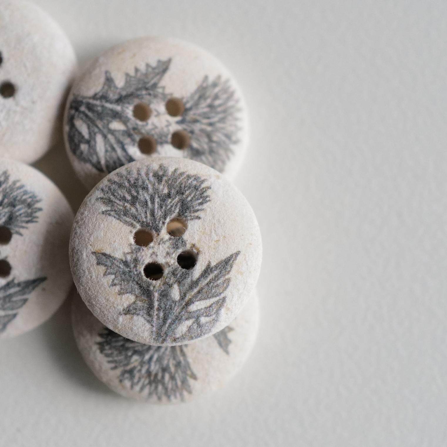 灰色蓟花柔软感再生涤纶纽扣