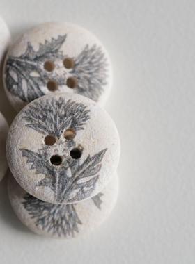 18mm一颗价英国Textile Garden本白底灰色蓟花柔软感再生涤纶纽扣