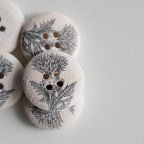 灰色蓟花柔软感再生涤纶纽扣