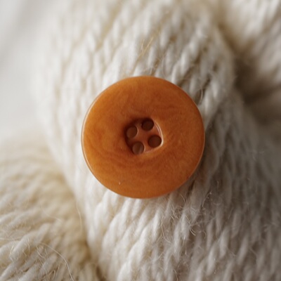 琥珀黄四孔宽平边象牙棕榈纽扣