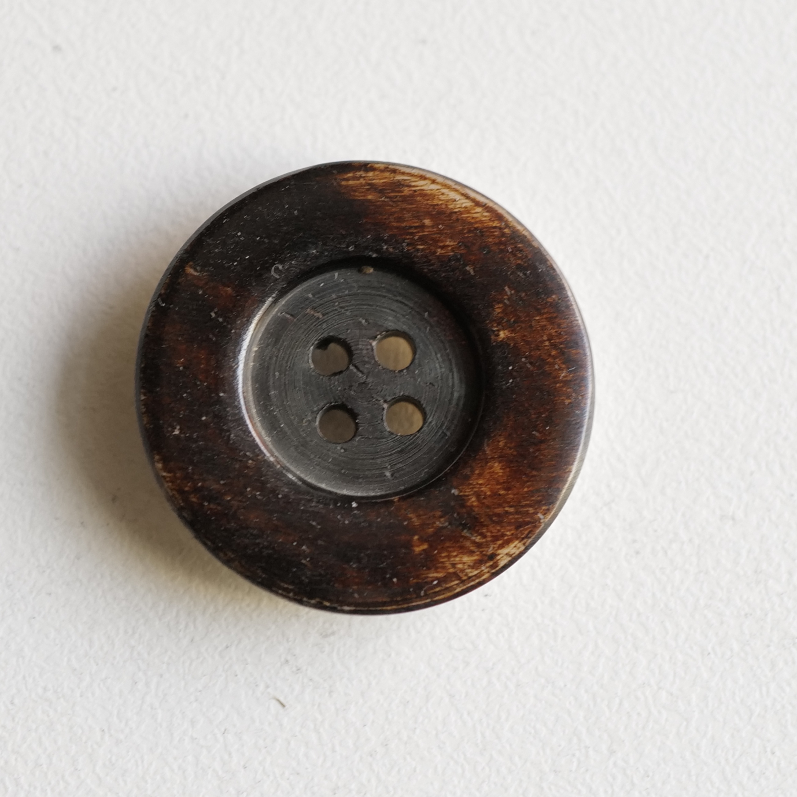 骨材质做旧感偏棕色系纽扣