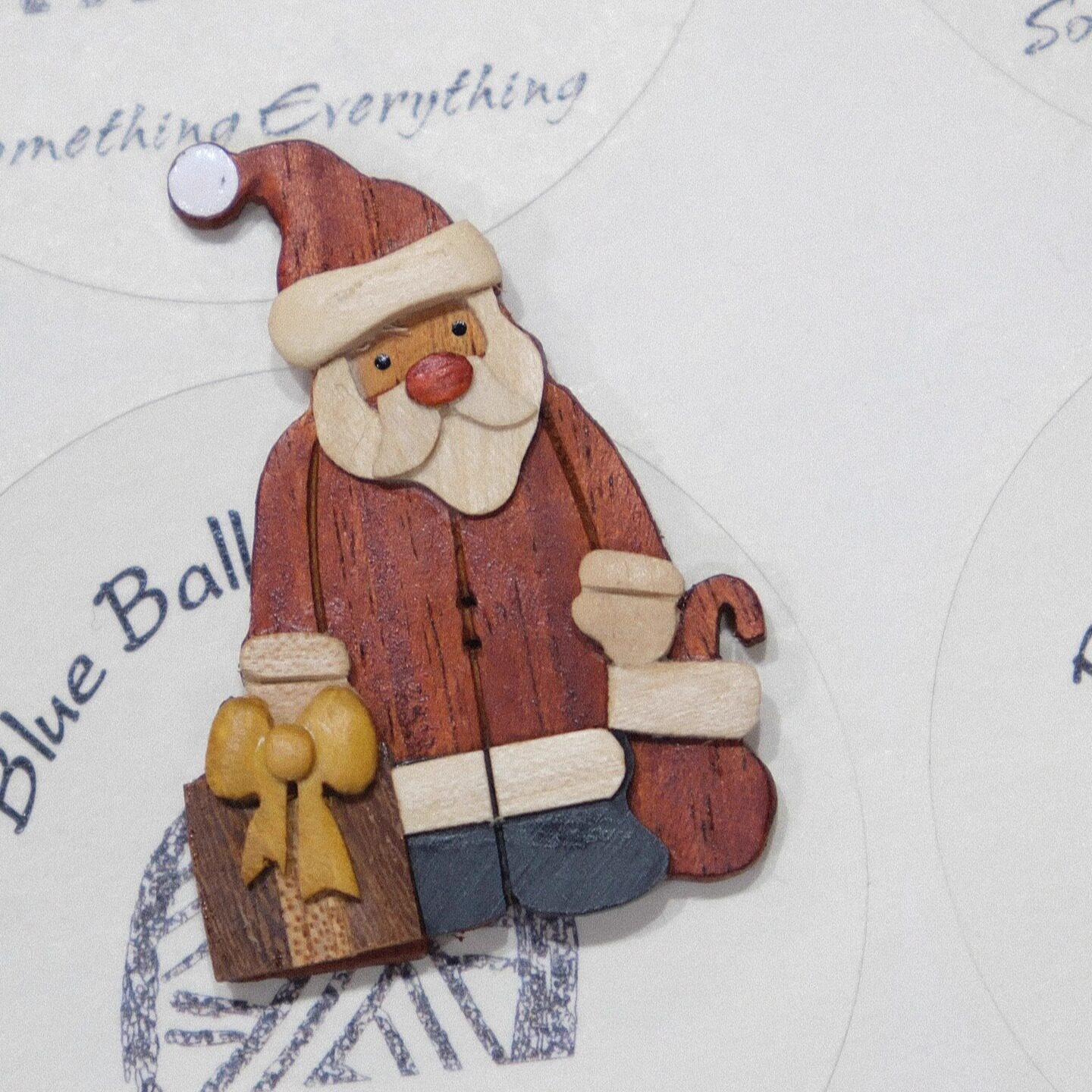 带礼物的圣诞老人造型木质纽扣