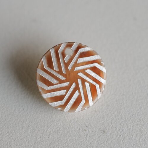 单孔肉桂棕白色贝壳吊饰