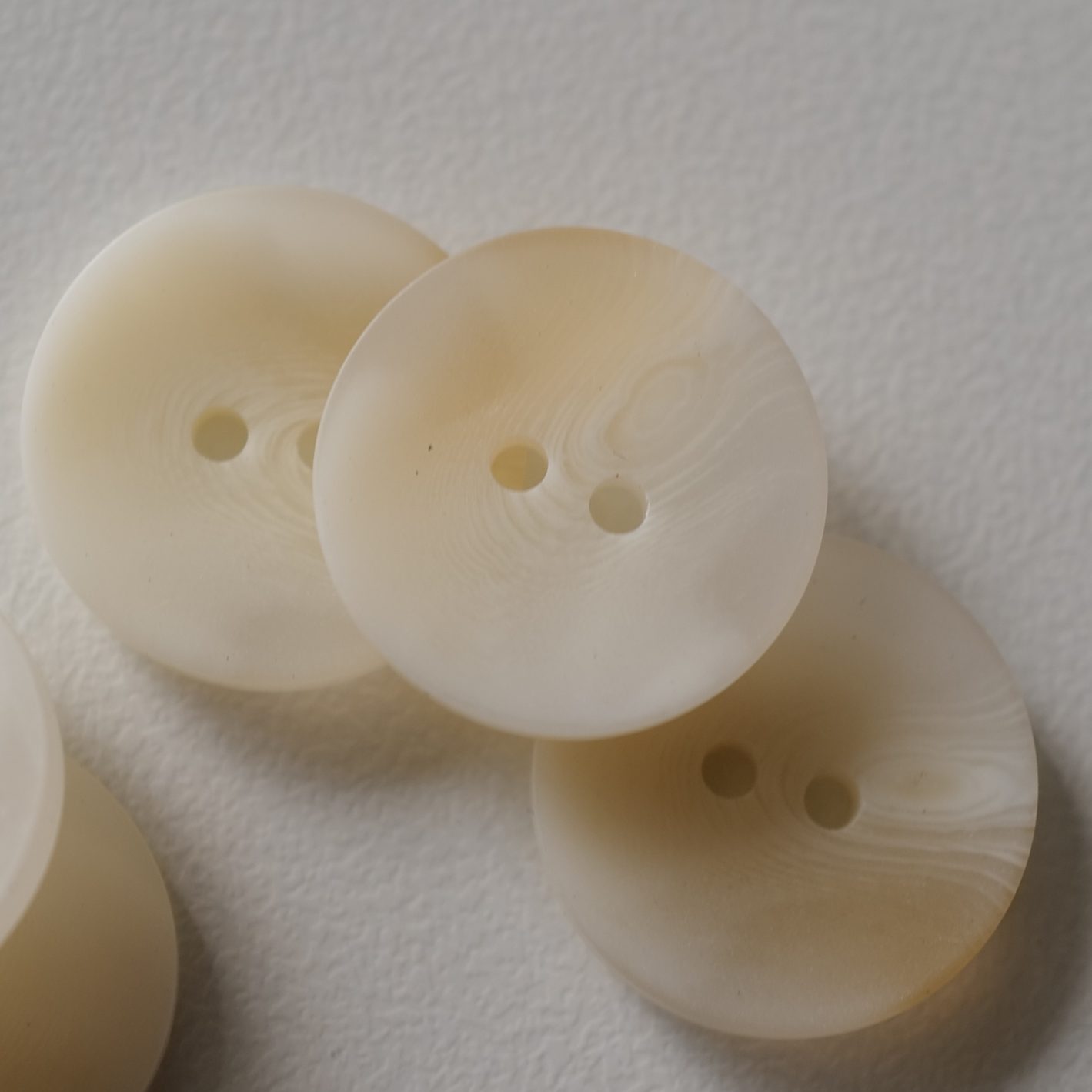乳白主色混棕色可降解环保纽扣