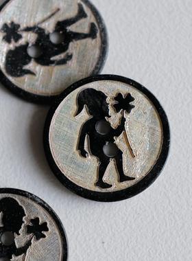 18mm一颗价格德国JIM马氏贝黑色镭射手握四叶草的园丁图案纽扣