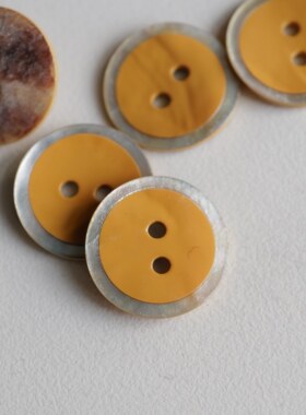 18mm一颗价英国Textile Garden芥末黄色光亮涂层自然色边贝壳纽扣